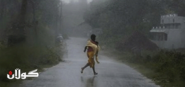 Severe cyclone rips into India, half a million in shelters