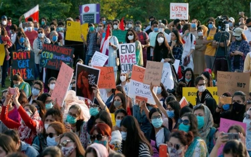 Serokwezîrê Pakistanê: Zilamên destdirêjiya seksê dikin bila bên xesandin yan bidarvekirin