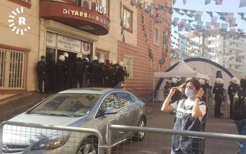 Polîsan avêt ser avahiyên HDPê yên li Amed û Yenîşehîrê