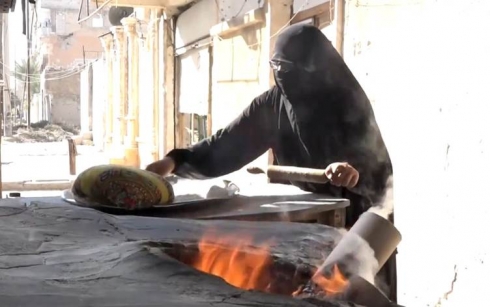 Li Reqayê jinek hevjîn û çar zarokên xwe yên nabînin xwedî dike