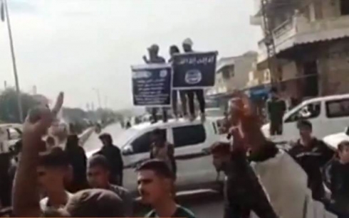 Li Efrînê jî wek Serê Kaniyê çekdaran ala DAIŞê bilind kirin û ala Fransa şewitandin