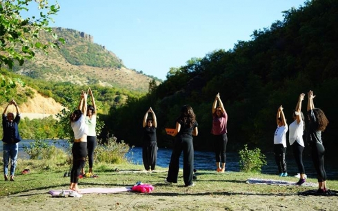 Li li ber Çemê Mûnzûrê yoga û medîtasyon