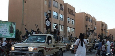 DAIŞ malbatên Kurd li Reqayê destgîrdikin.