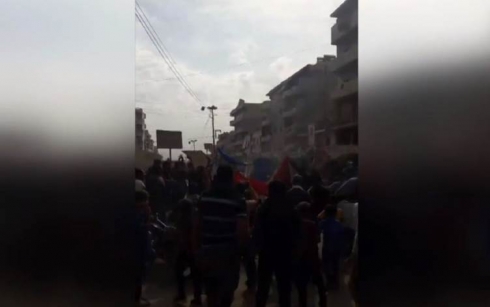 Li Efrînê çekdar û Erebên hawirde ala Fransayê şewitandin