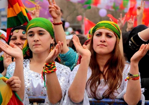 Enqere..Polisan destur neda çalekiya jina ya 8ê Adarê û gaza rundik rêj mudaxaleyî jinan kir