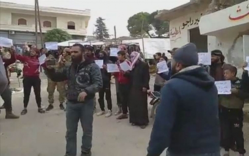 Erebên hawirde li Efrînê li dijî çekdaran xwepêşandan saz kirin