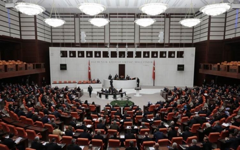 Parlamentoya Tirkiyê şandina hêza leşkerî bo Azerbaycanê pesend kir