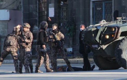 Li Erzeromê kesekî hevjîna xwe ya berê û du keçên xwe kuştin