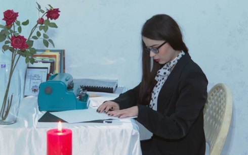 Li Duhokê keçeka 19 salî pirtûkekê bo kesên nabîn amade dike