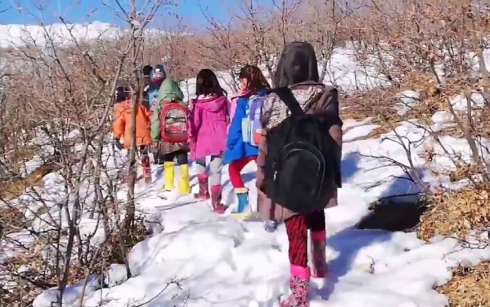 Ji bo dersa online di nav berfê de bi saetan dimeşin