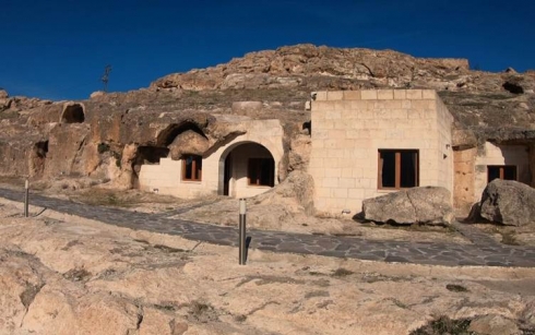 Li Gundê Difnê şikeftan vediguherînin otelan