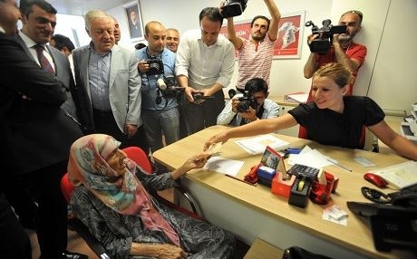 Pîrjineke kurd ‘pereyê kefenê’ xwe da Erdogan