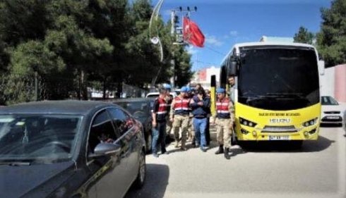 Li Merdînê ev kesên cile polîsan li xwe kirî erebeya pareyên tacîren ji herêma Kurdistanê anîn şelandin hatin desteserkirin