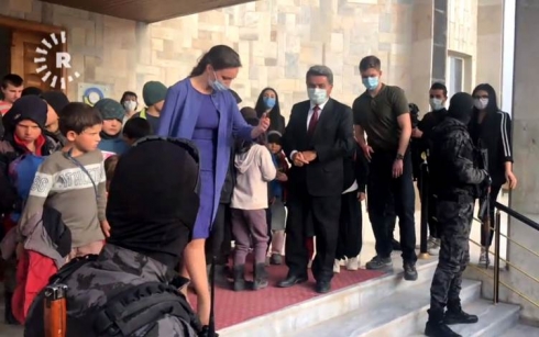 Rêveberiya Xweser 34 zarokên malbatên DAIŞî radestî Rûsyayê kir