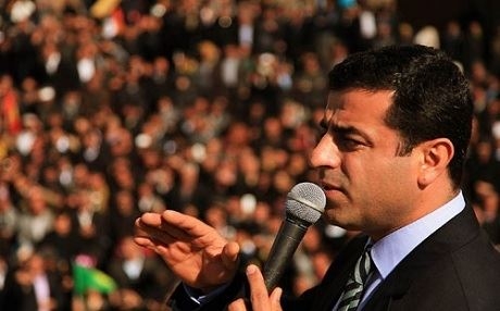 Li Dîlokê mîtînga Demîrtaş rastî êrişa çekdarî hat
