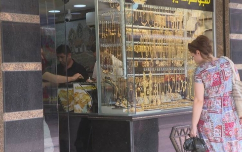 Zêrîngerekî 21  kîlo zêr bi sextekarî ji xelkê standiye