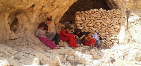 60 zarok, pîrejin û pîremêr li çiyayê Şingalê jiyana xwe ji dest dan