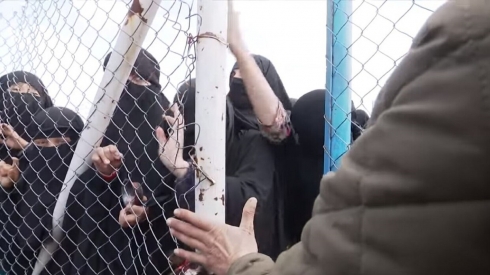 Amerîka jin û zarokên DAIŞê ji kampa Holê vediguhêze