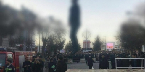 Li Selmasê girtiyekî kurd li ber çavên xelkê hat îdamkirin