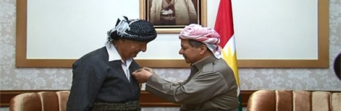 Serok Barzanî xelata Barzaniyê Nemir pêşkêşî Ezîz Muhemed kir