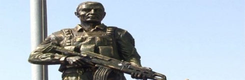 Peykerê şehîd Hucam Sûrçî hat danîn