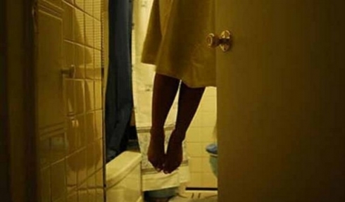 Li Bajarê Seqiz keçeke xwendevan xwe kuşt