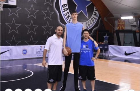 Ciwanekî Romenî bi bejna xwe ya dirêj bala hemu Cîhanê dikşîne