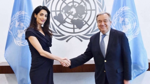 Amal Clooney nûneratiya jinên êzdî di tîma NY de dike