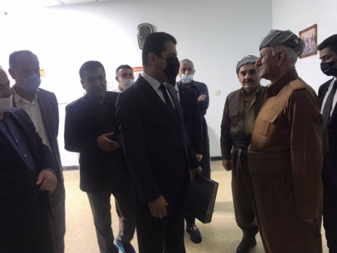 Wezîrê tenduristiyê bi nûnertiya Mesrûr Barzanî serdana birîndarên şerê Pirdê kir