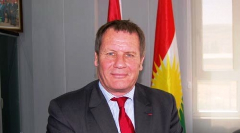 Dîplomatê biyanî pirtûka xwe pêşkêşî Dr. Qasimlû û Dr. Şerefkendî kir