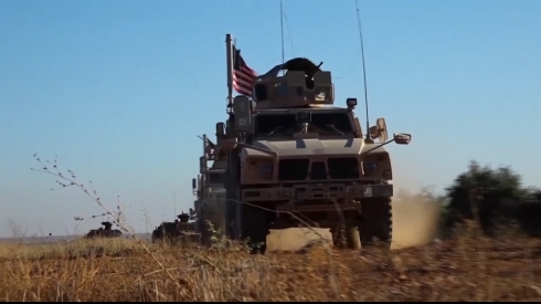 Eemerîka red dike artêşa azad pişikdar bibe di Devera Aram de