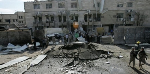 Êrîşeke çekdarî û xwekujî li ser binkeya polîsê Bexdayê hate kirin