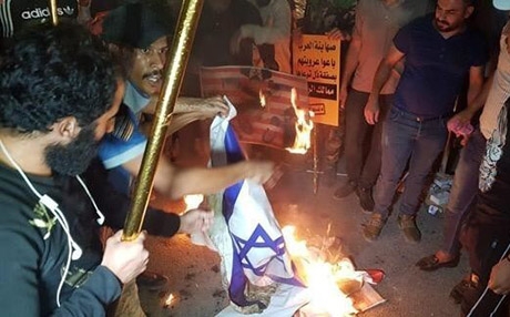 Li Bexdayê xwepêşanderan avêtin ser Balyozxaneya Behreynê