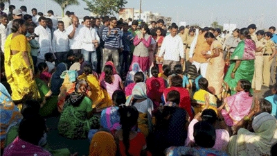 Indian women march to temple, demanding 'right to pray'