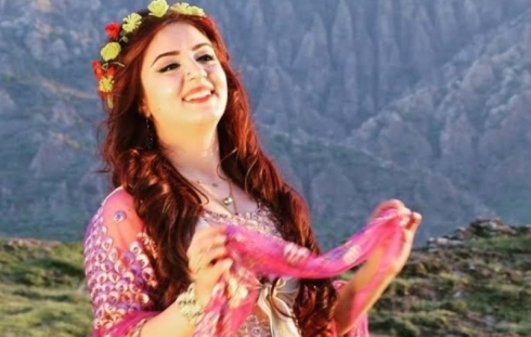 Melek di demek nêzîk de albomek nû belav dike