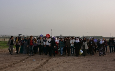 Li Nisêbînê jin ber bi sînor ve meşiyan