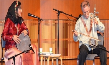 Jenîna enstrumantên bav û keçekê beşdaran dihejîne