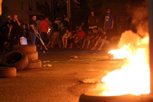 Îraq: Xwepêşanderan 9 baregehên aliyên siyasî şewitandin