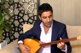 Hunermendekî Kurd gelek stran dane hunermendên navdar ên Ereb