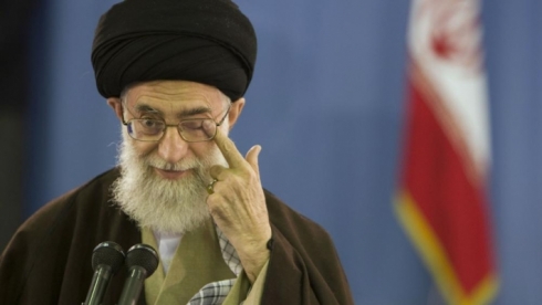 Xaminêyî piştgiriya girankirina benzînê kir û xwepêşander wek “dijmin” bi nav kir!