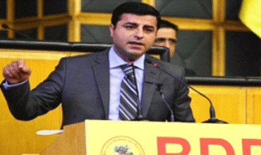 Demirtaş: AKP li şûna çareserî biryarên şer digre