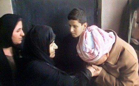 Barzanî destê dayîka sê birayên ku bi hev re şehîd bibûn, maç kir