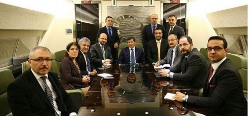 Davûtoglu: Xweseriya siyasî na lê ya îdarî mafekî sirûştî ye