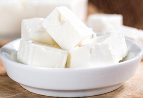 Penîrê ku li ser hemû taştêyan heye şaneyên penceşêrê dikuje