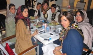 Keçên Îranî li hevseran digerin