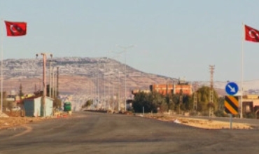 Turkiye li ser sînorê beramber Qamîşlo dîwareke ewlehîyê ava dike