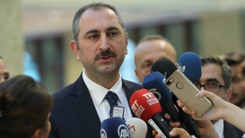 Abdulhamit Gul: Qedexeya hevdîtşînan a li ser Ocalan rabûye