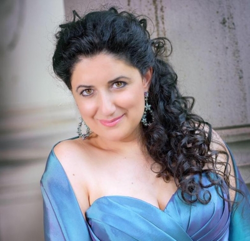 Soprano Pervin Chakar: Ez kurdayetiya xwe û zimanê xwe ji bîr nakim