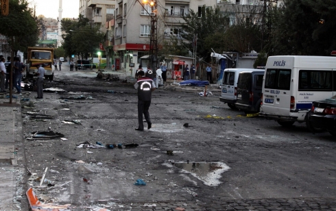 Di teqîna li navçeya Pîran ya Amedê de leşkerek hat kuştin û 26 jî birîndar bûn