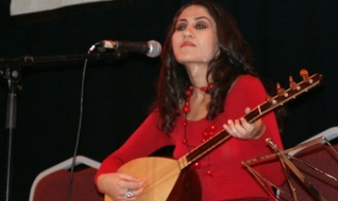 Aynur Doxan kosêrtek li Enqere pêşkêş kir